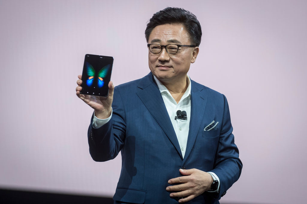 Galaxy Fold: Samsung a lansat telefonul care se pliază, dar va costa enorm. VIDEO