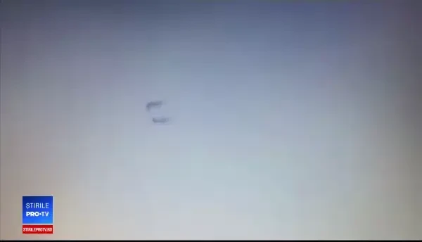 Momentul în care două avioane se ciocnesc în zbor, la un show aerian. VIDEO