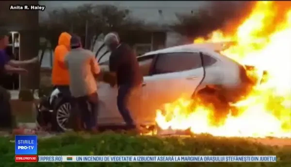 Momentul dramatic în care 4 tineri au scos o femeie dintr-o mașină în flăcări