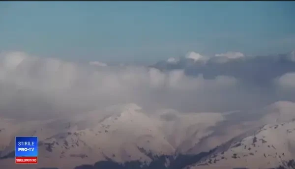 Ce este "marea alpină". Fotografii așteaptă ore în șir, pe munte, pentru poza perfectă