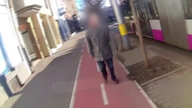 Tânăr de 19 ani bătut în plină stradă de un individ pentru că l-a atins, din greşeală, cu trotineta