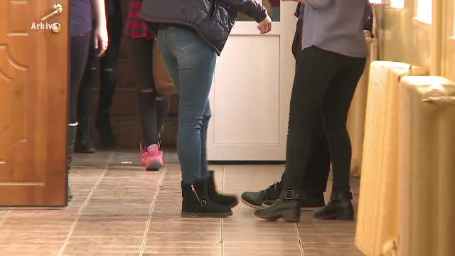 Elev amenințat cu cuțitul de un coleg, în curtea școlii. Paznicul a chemat jandarmii