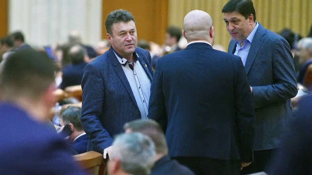 Parlamentari condamnaţi definitiv votează în continuare legi. "N-au omorât pe nimeni"