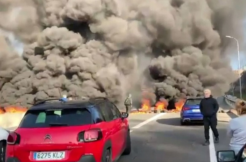 Ciocniri violente în Catalonia. Manifestanții au blocat 11 autostrăzi