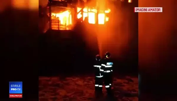 Pensiune din Brașov, cuprinsă de flăcări. De ce a fost intervenția pompierilor îngreunată