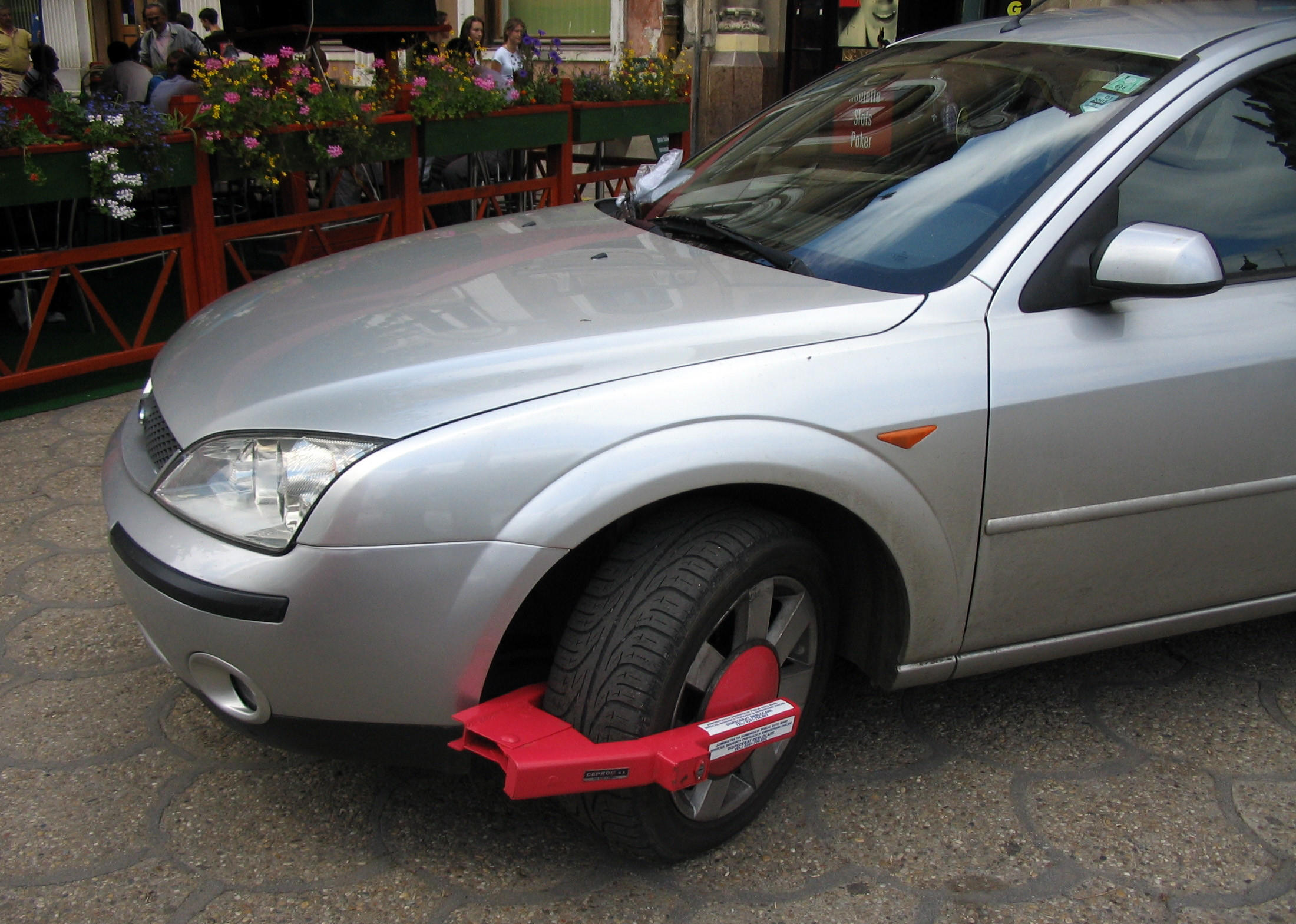 Roți blocate la mașinile parcate neregulamentar în sectorul 4. Cât vor plăti apoi șoferii