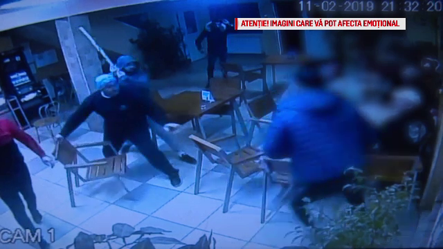 Tânăr bătut cu ranga de 3 clienţi ai unui bar. Explicaţia lor: "A căzut, s-a lovit"