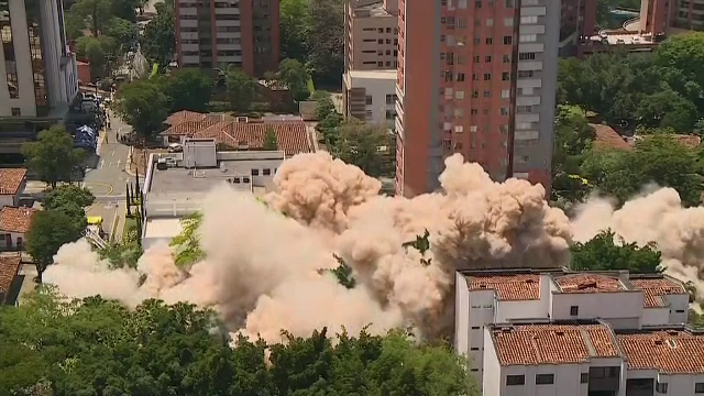 Momentul când fortăreaţa lui Pablo Escobar din Medellin este aruncată în aer. VIDEO