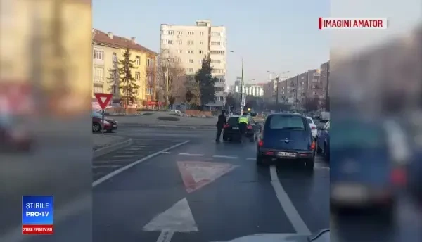 Gestul unui polițist a devenit viral. Ce a făcut într-un sens giratoriu, în Brașov