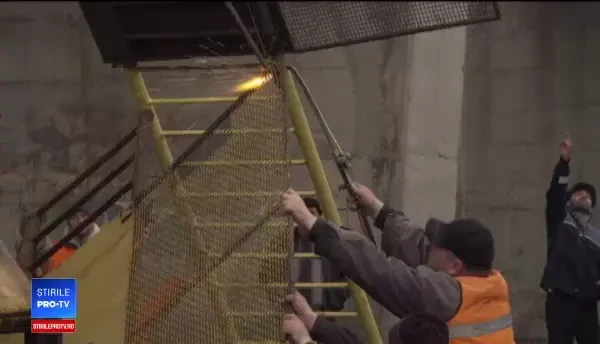 Pod rutier căzut pe linia de cale ferată, în Prahova. Mai multe trenuri au fost blocate