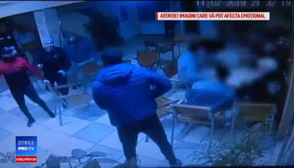 Tânăr bătut cu ranga de 3 clienţi ai unui bar. Explicaţia lor: "A căzut, s-a lovit"
