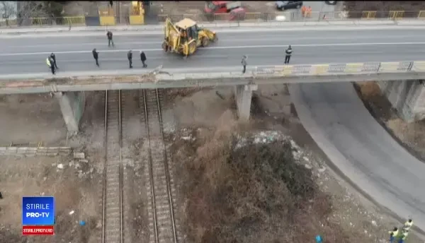 Podul căzut la Ploieşti putea zdrobi zeci de oameni. Oficial: "Nu ştiu cât de vechi e"