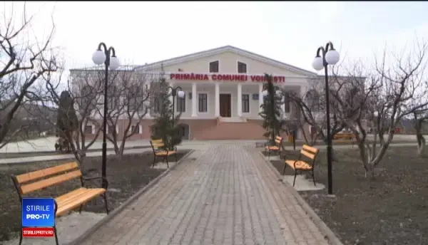 Localitatea cu primărie într-un conac de 200.000 €. Oamenii merg, însă, prin noroaie