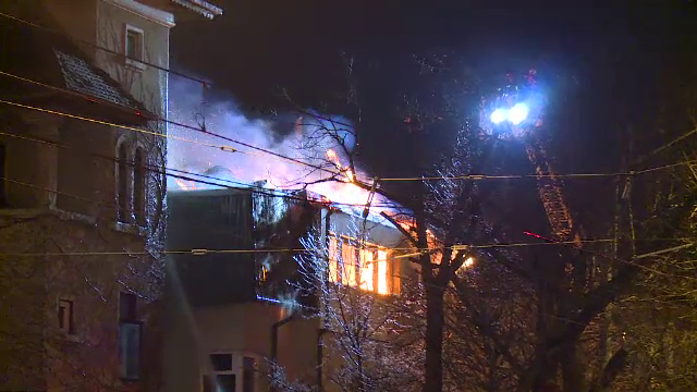 Incendiu de proporţii în sectorul 1 al Capitalei. Pompierii au trimis 16 autospeciale