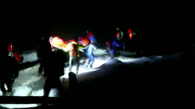 Bărbat îngropat de viu în zăpadă de o avalanşă, în timp ce schia. Cum a fost găsit