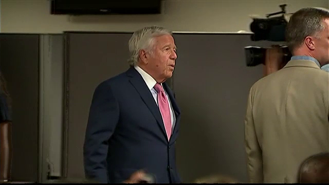 Unul dintre cei mai bogaţi oameni din lume, acuzat că a folosit sclave sexuale. Ce riscă