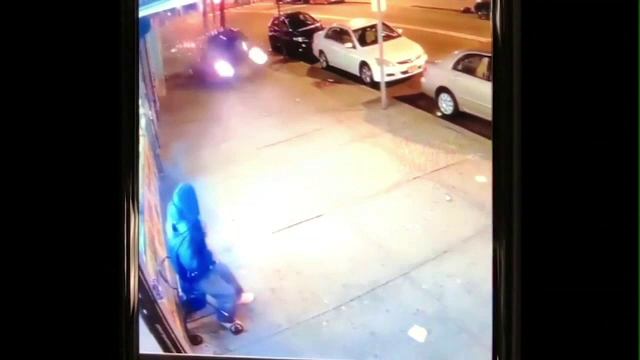 Momentul în care un pieton e la un pas de moarte pe trotuar din cauza unui șofer beat