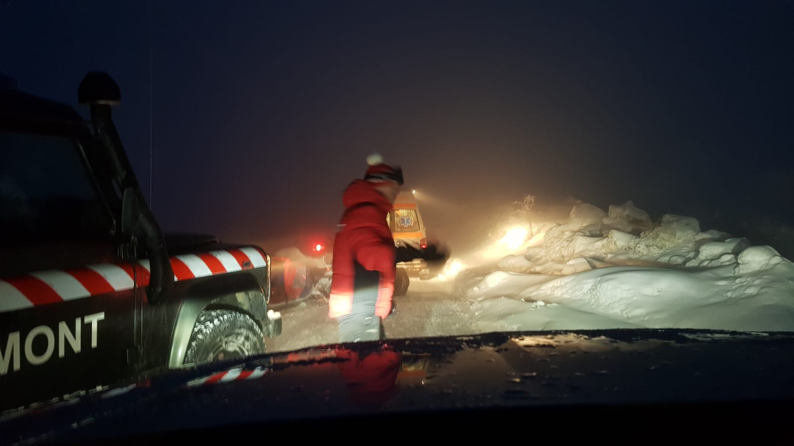 Aproape 100 de turişti, blocaţi în zăpadă în drum spre o staţiune din Retezat