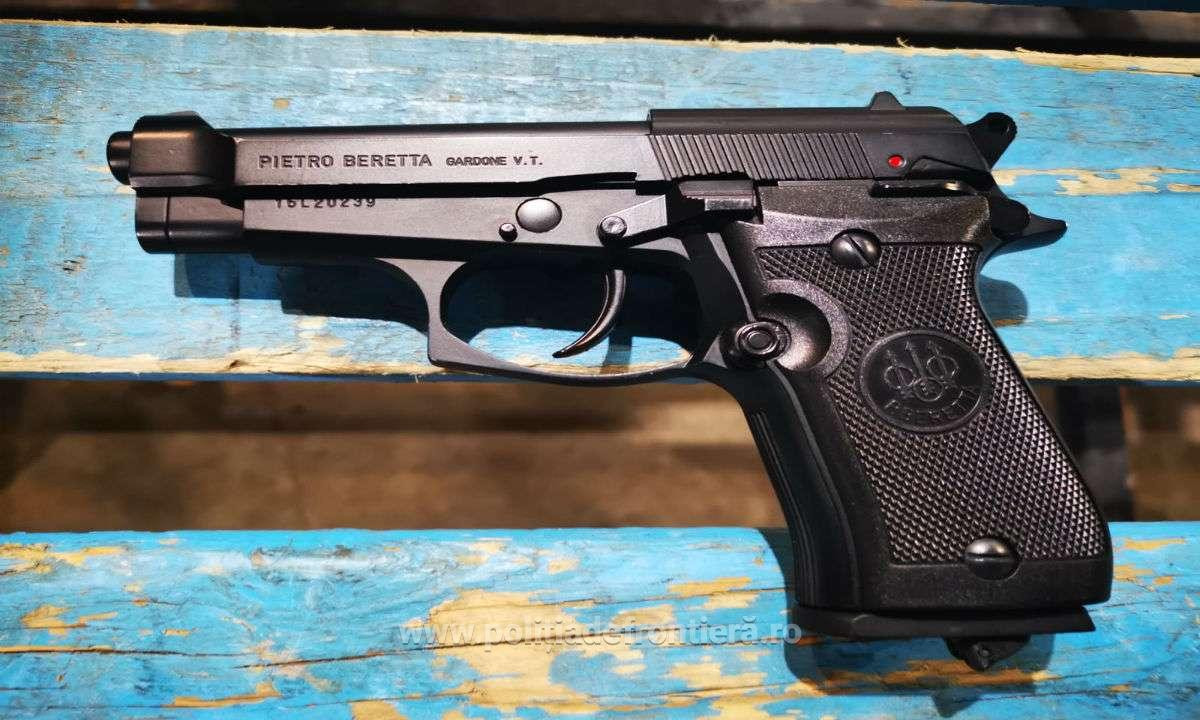 Tânăr prins cu un pistol ascuns în pantaloni. Detaliul care l-a dat de gol