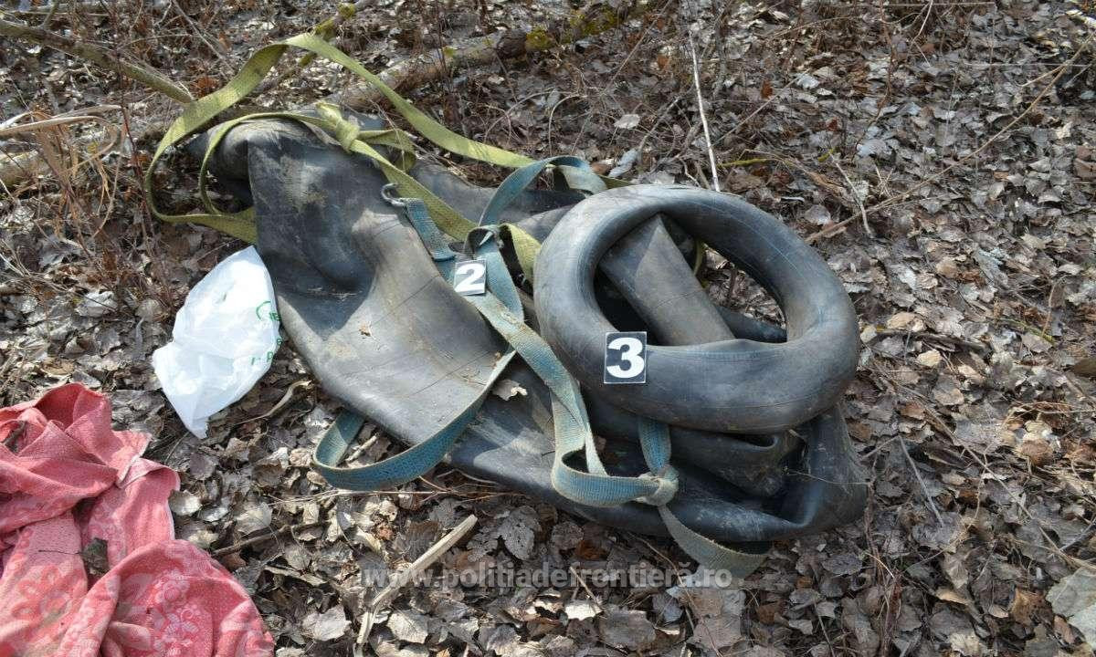 Doi sirieni au traversat Prutul pe o cameră de tractor