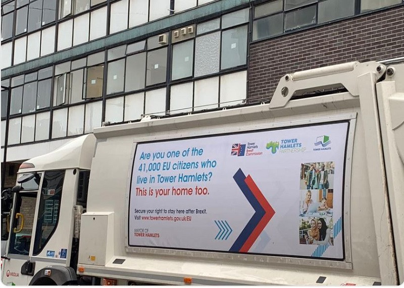 Mesaje cu "Asta e casa voastră", lipite pe mașinile de gunoi, la Londra. Cui sunt adresate