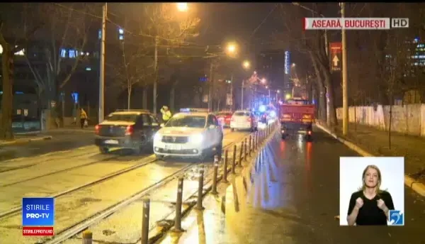 Drumuri blocate din cauza vântului şi viscolului. Copaci şi stâlpi au căzut pe şosele