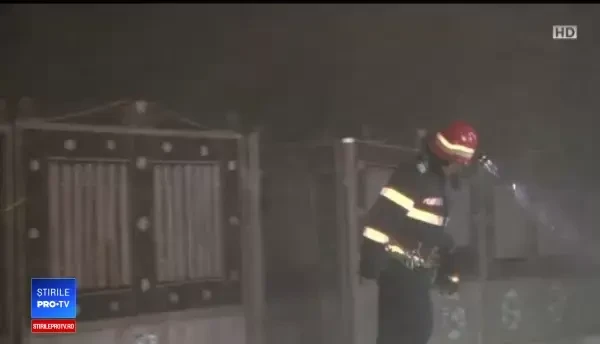 România sub ger și viscol: acoperișul unui bloc a fost smuls și aruncat peste mașini