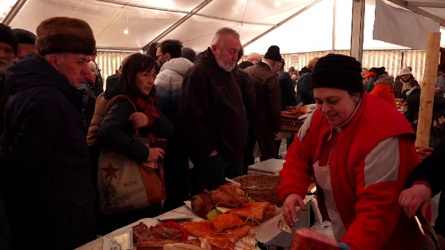 Sushi și praline cu slănină aromată, la un târg din Brașov. Reacția turiștilor