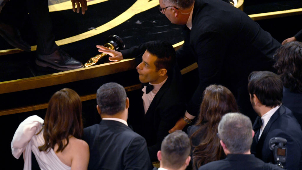 Incident la Oscar 2019. Momentul în care Rami Malek cade de pe scenă