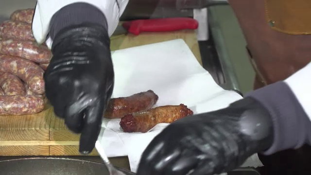 Concurs de făcut cârnaţi, la Sibiu. "Este catifelat şi plăcut"