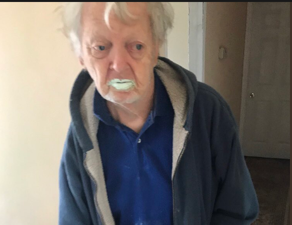 Bătrânul care a devenit viral după ce a băut vopsea din greșeală. Ce credea că este