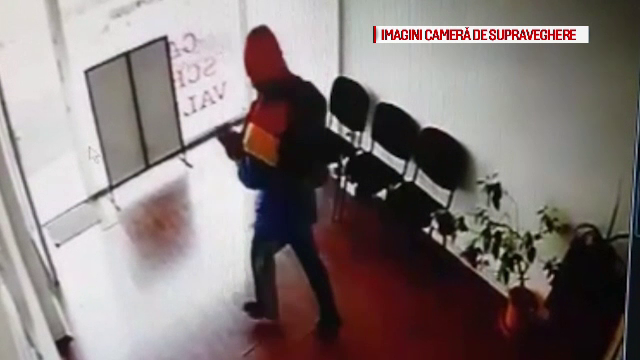 Autorul jafului armat de la casa de schimb din Gorj, filmat. Detaliul care iese în evidență