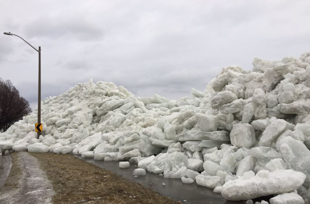 ”Tsunami de gheață” în nordul SUA. A luat pe sus copaci și stâlpi de iluminat