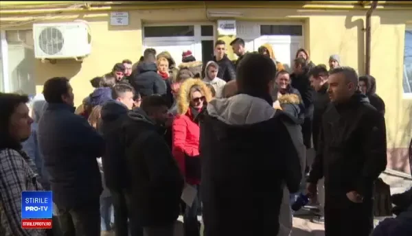 Stau la coadă cu orele și nu știu dacă vor apuca să dea examenul auto. ”Nu suntem găini!”