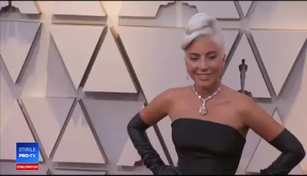 Oscar 2019. Glenn Close, pe covorul roșu cu o rochie cu trenă de 19 kilograme