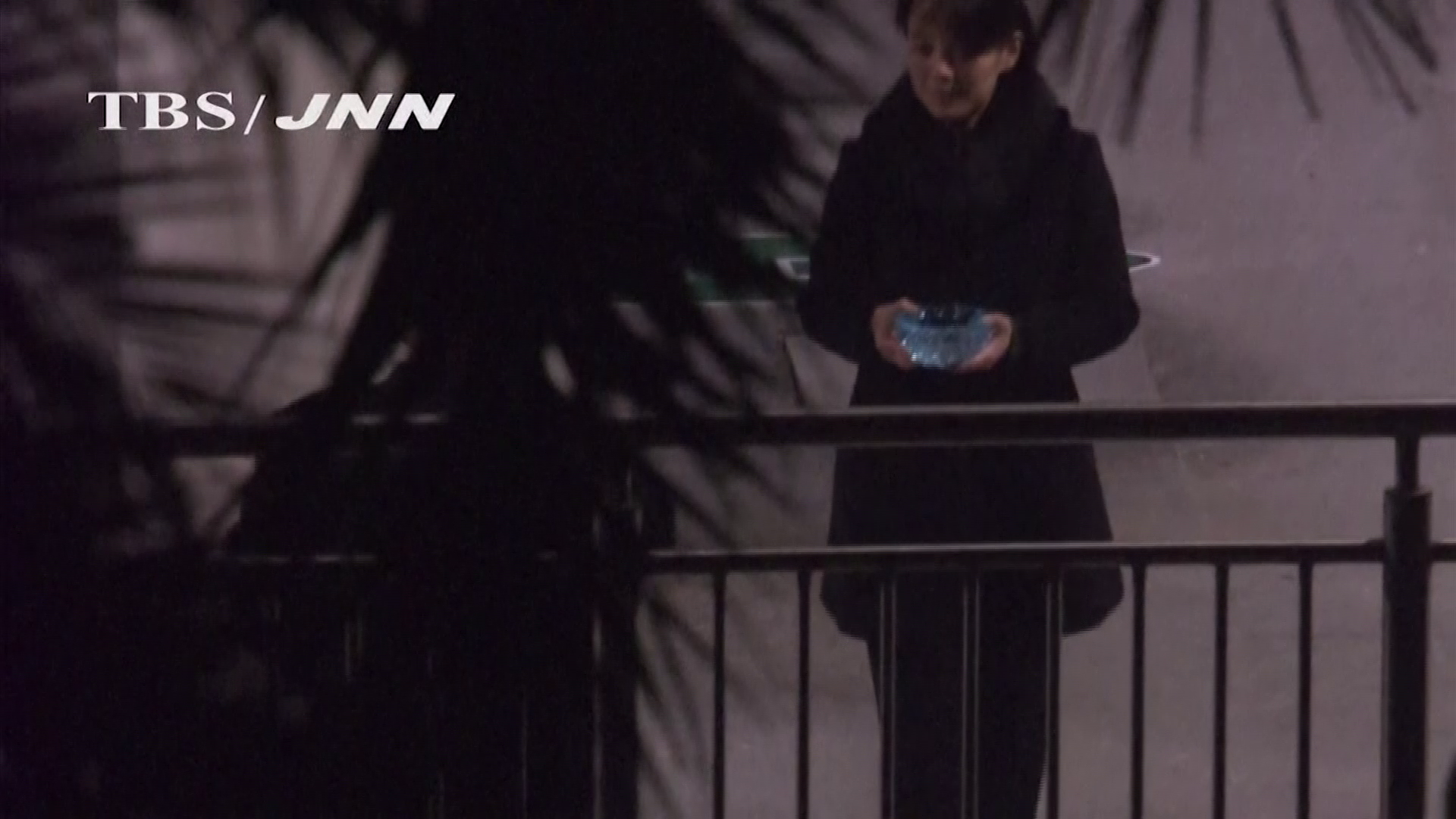 sora lui Kim cu scrumiera in mana