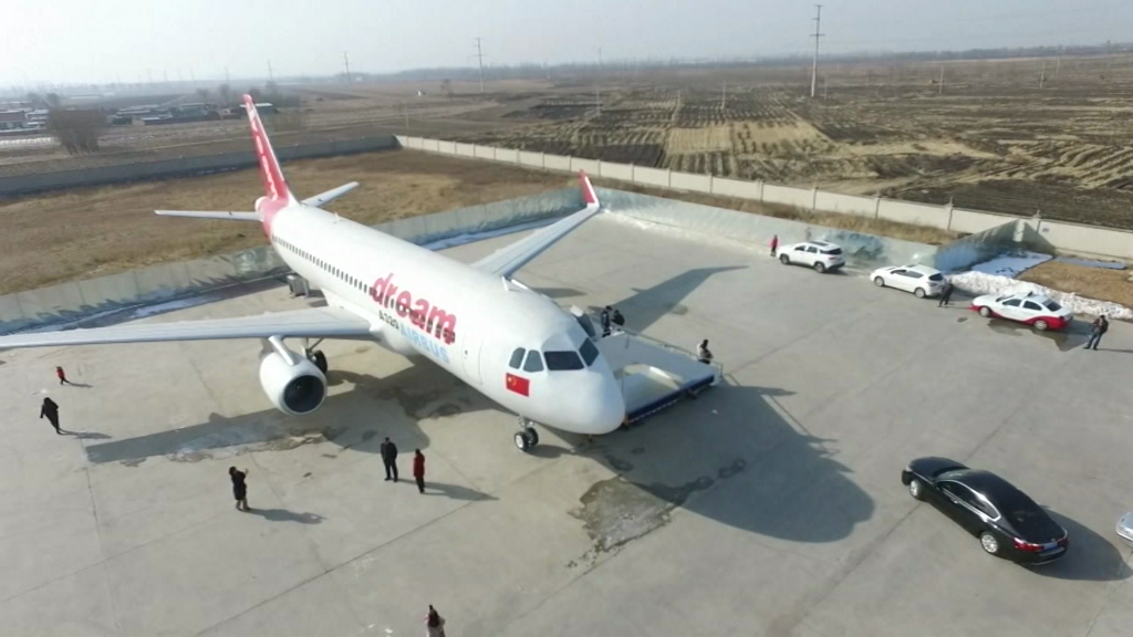 Un fermier şi-a construit un avion în curte din banii economisiţi. Ce materiale a folosit