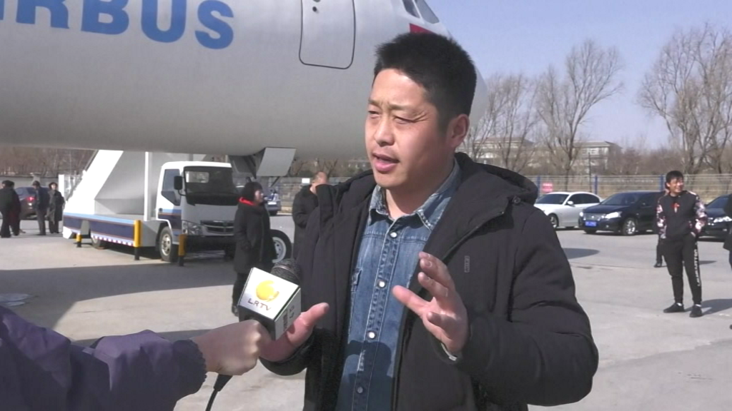 Un chinez şi-a făcut avion &icirc;n curte din banii puşi deoparte