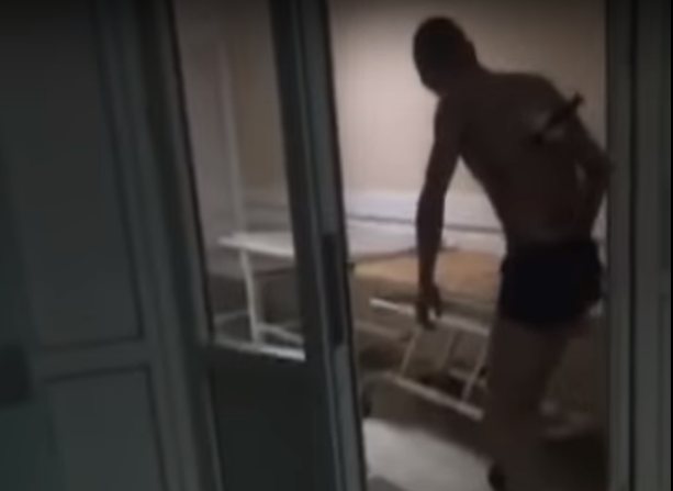 A vrut să fumeze o țigară cu un cuţit înfipt în spate. Medici: "O să mori". VIDEO