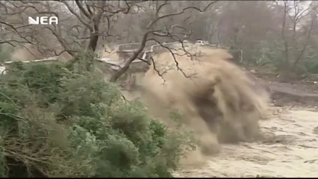 Furtuni violente în Grecia. Momentul în care un pod de piatră este distrus de viitură