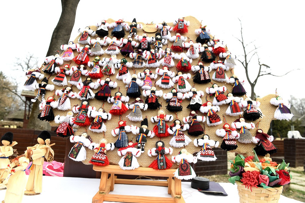 Mărțișoare expuse la târg la Muzeul Satului din București