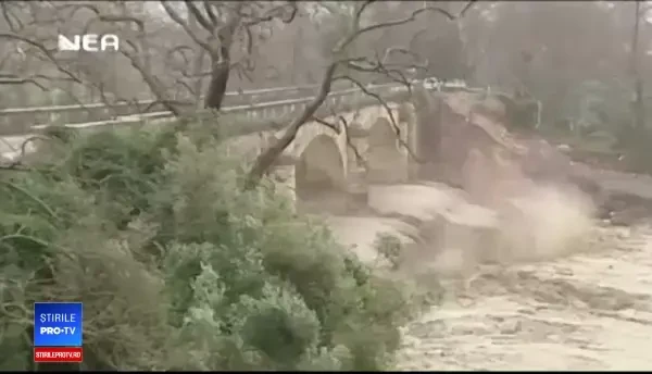 Furtuni violente în Grecia. Momentul în care un pod de piatră este distrus de viitură