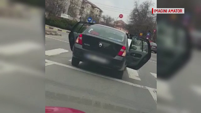 Mașină cu avariile aprinse și portierele deschise, în viteză, în traficul din Oradea