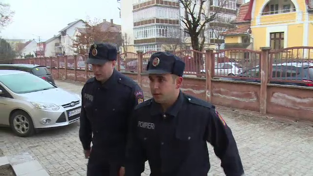 Pompieri care doneaza sange