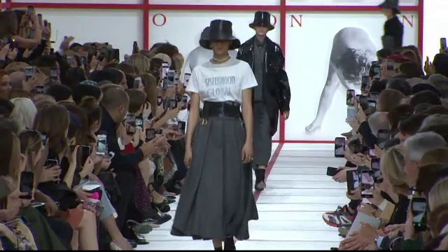 "Sisterhood îs powerful". Cea mai recentă colecţie Christian Dior s-a întors în anii 50