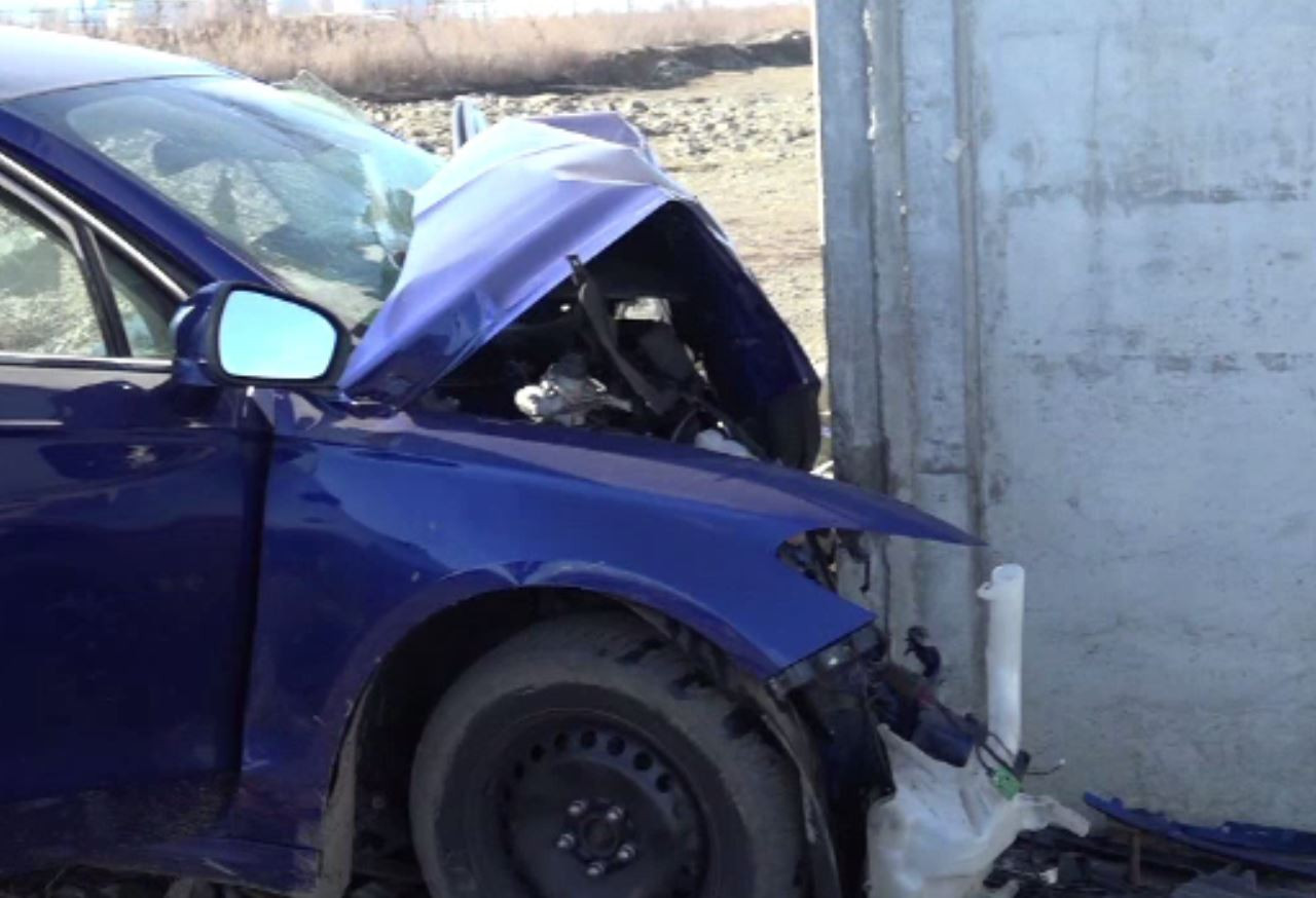 Un șofer s-a izbit violent de un stâlp, pe autostrada Sebeș-Turda. Ce spun martorii