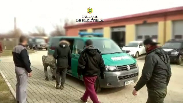 Câți migranți au fost descoperiți într-un microbuz oprit la frontieră, în Caraș-Severin