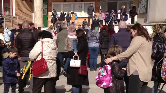 Şcoala va începe cu o săptămână mai târziu. Dăncilă spune că e "o măsură aşteptată"