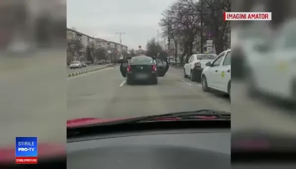 Logan cu avariile aprinse și portierele deschise, în viteză, în traficul din Oradea