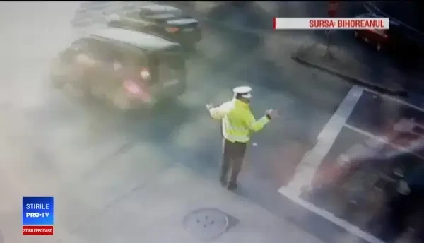 Momentul în care un polițist din Oradea e luat pe capotă de un șofer. Explicația acestuia